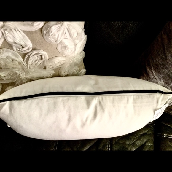 🛍SOLD🎉Host Pick❤️Rae Dunn TE AMO Lumbar Pillow - Picture 3 of 4